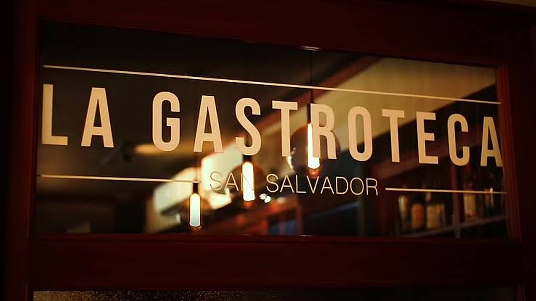 Rótulo de La Gastroteca San Salvador en el ventanal del restaurante del hotel
