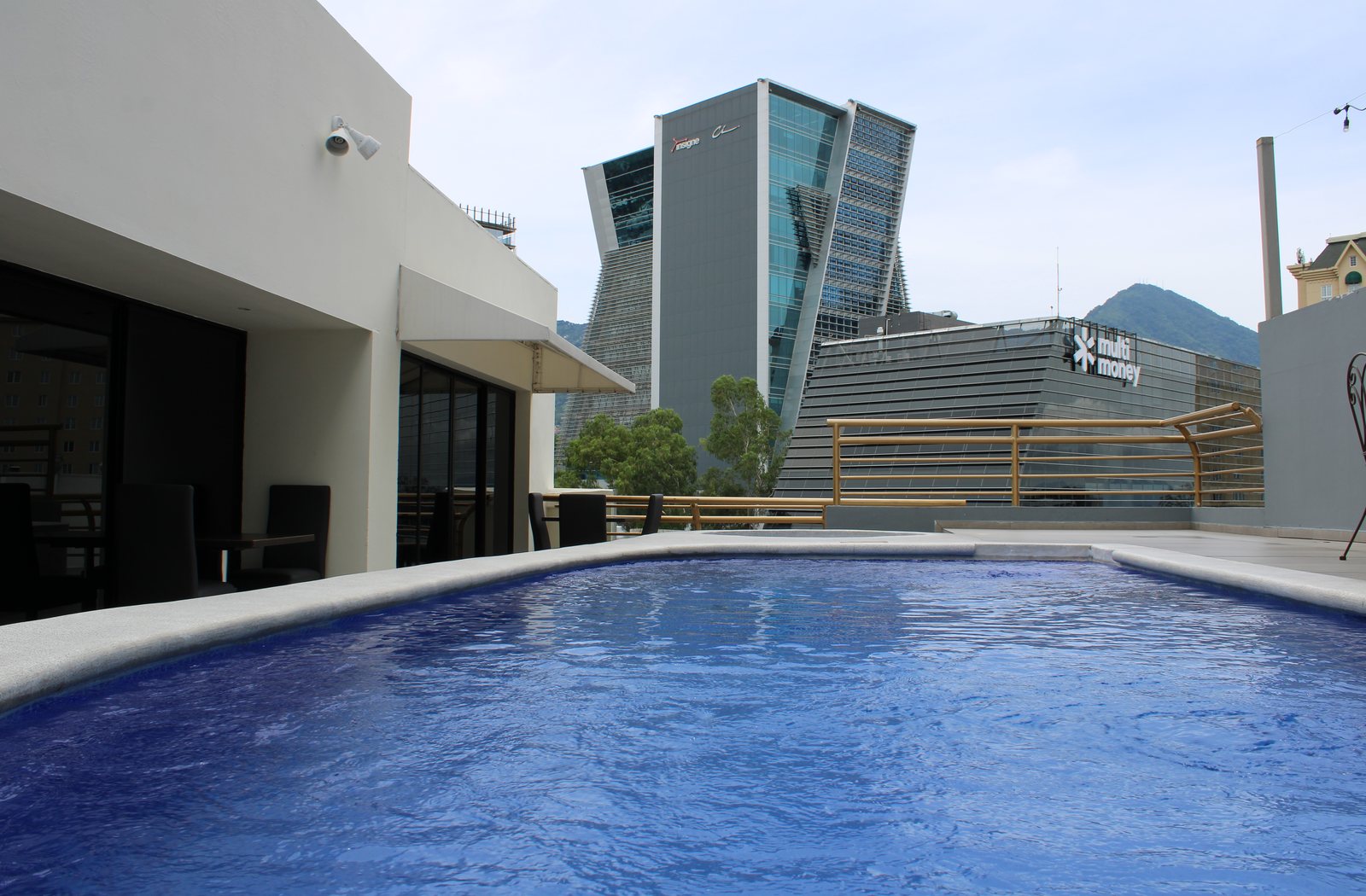 Piscina del hotel con las torres del World Trade Center de San Salvador al fondo